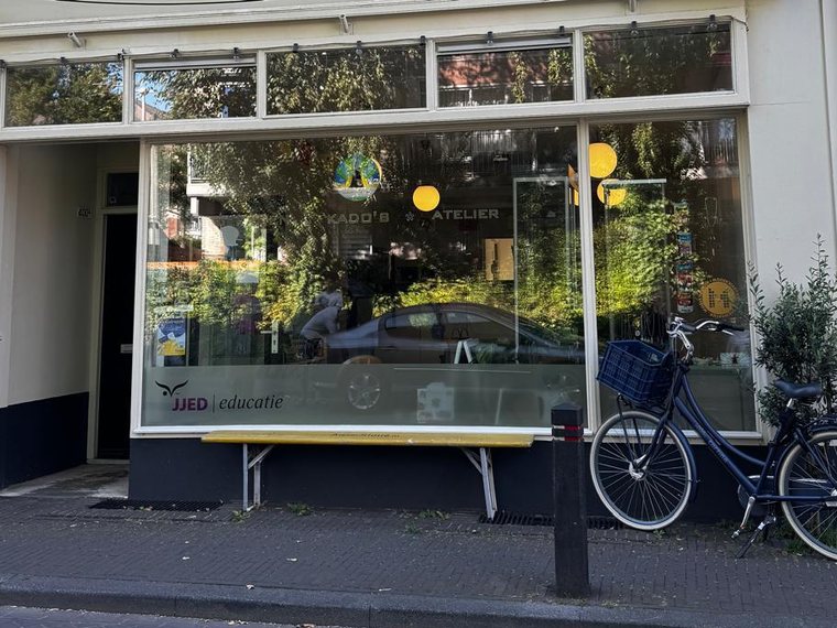 De pui van JJED-Educatie aan de Klarendalseweg in Arnhem, met het logo op het raam.