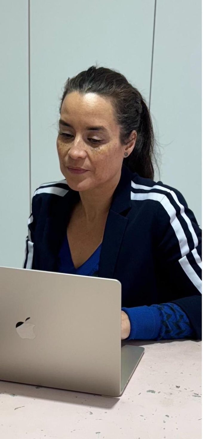 Evelien Hölscher, oprichter van JJED-Educatie, werkt achter haar laptop.